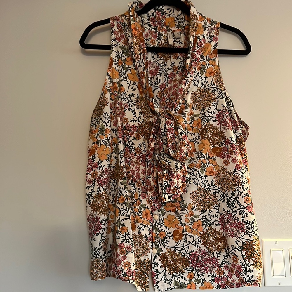 Old Navy Floral Tie-Neck Sleeveless Button-Down Top in White, Mustard, Rust